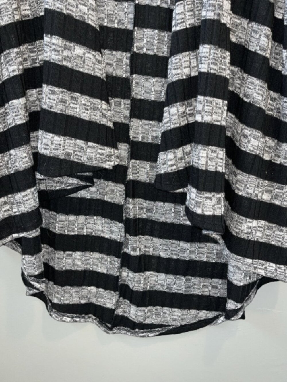 LulaRoe Lindsay Kimono Cardigan Womens M Stretchy Ribbed Grey/Black Stripe Hi-Lo - Picture 4 of 14